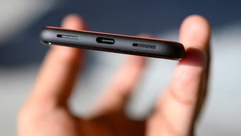 Bagian bawah terdapat USB Type C dan speaker. Foto: Digital Tren