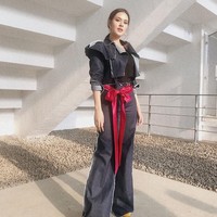 Raisa yang mempercayakan urusan busananya di video klip You pada fashion stylist Ray Hafidz, tampil edgy dengan koleksi denim dari brand YouByAy. Foto: Instagram @rayhafidz, Instagram @jacob_wil, Instagram @raisa6690