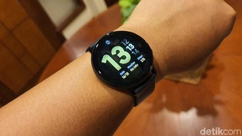Galaxy Watch Active2 sudah tersedia Samsung Store dengan harga Rp 4,2 juta (40 mm) dan Rp 5,5 juta (44 mm). Samsung memberikan tambahan straps seharga Rp 400 ribu. Foto: Adi Fida Rahman/detikINET