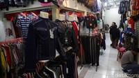 Selain menjual bahan makanan, ada pula pedagang yang menjual beragam pakaian, mulai dari pakaian orang dewasa hingga anak-anak tersedia di sana.