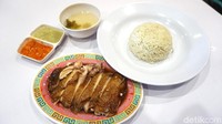 Sama seperti menu poached, hidangan Roasted Chicken Set (Rp 45.000), disajikan dengan nasi Hainan, dan kaldu ayam. Warna ayamnya lebih menarik karena tidak pucat tetapi kecokelatan mengilap dan agak kering. Foto: dok. detikFood