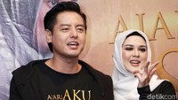 Roger dan Cut Meyriska mengatakan jika pernikahannya jadi semakin lancar karena film tersebut. Pool/Palevi S/detikFoto.