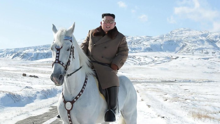 Kim Jong Un menunggang kuda di Gunung Paektu In this undated photo provided on Wednesday, Oct. 16, 2019, by the North Korean government, North Korean leader Kim Jong Un rides a white horse to climb Mount Paektu, North Korea. Independent journalists were not given access to cover the event depicted in this image distributed by the North Korean government. The content of this image is as provided and cannot be independently verified. Korean language watermark on image as provided by source reads: