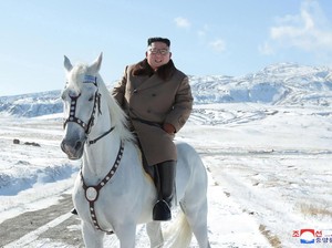 Pesan Menantang Kim Jong-Un yang Tunggangi Kuda Putih di Gunung Sakral