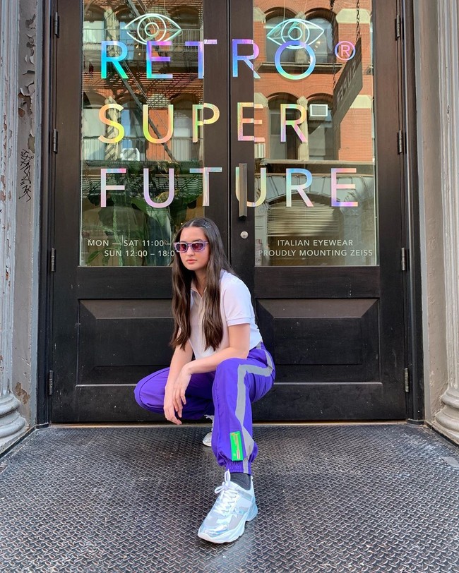 Si cantik Meni kerap tampil edgy. Kali ini ia memadankan polo shirt bersama celana ungu yang senada dengan warna sunglasses-nya.  Foto: Instagram @stephaniepoetri
