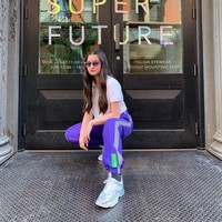 Si cantik Meni kerap tampil edgy. Kali ini ia memadankan polo shirt bersama celana ungu yang senada dengan warna sunglasses-nya.  Foto: Instagram @stephaniepoetri