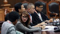 Salah satu hakim konstitusi Saldi Isra menjelaskan ada poin-poin gugatan yang tak dikuatkan dengan argumentasi. Hakim juga meminta Faldo cs menjelaskan secara eksplisit berapa usia minimal seseorang untuk dibolehkan maju dalam pilkada.