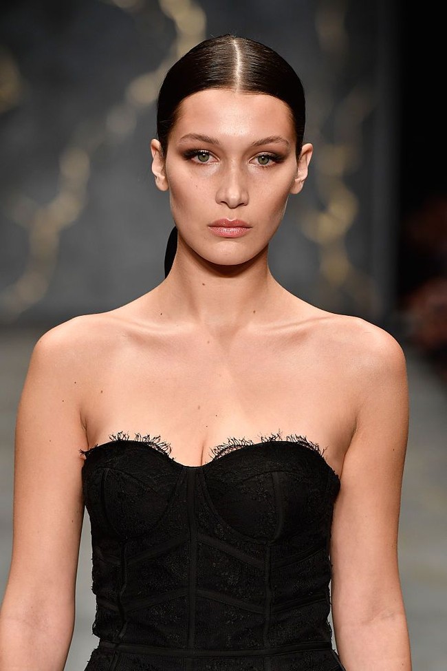 Proporsi mata, alis, hidung, bibir, pipi, rahang dan bentuk wajah adik Gigi Hadid itu ketika diukur paling mendekati kecantikan ideal versi Yunani Kuno. Foto: Monica Schipper/Getty Images