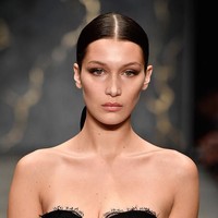 Proporsi mata, alis, hidung, bibir, pipi, rahang dan bentuk wajah adik Gigi Hadid itu ketika diukur paling mendekati kecantikan ideal versi Yunani Kuno. Foto: Monica Schipper/Getty Images