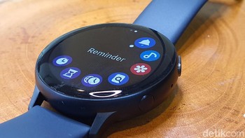 Galaxy Watch Active2 melakukan peningkatan pada bezel rotating ciri dengan mengubahnya menjadi digital. Foto: Adi Fida Rahman/detikINET