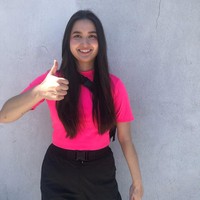 Stephanie Poetri tampaknya memang menyukai baju-baju berwarna bold. Kali ini ia tampil dengan kaus warna pink neon.  Foto: Instagram @stephaniepoetri