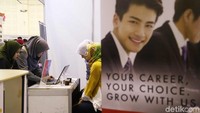 Dari jumlah angkatan kerja yang benar-benar bekerja sebanyak 129,36 juta orang atau ada 6,82 juta orang menjadi pengangguran.
