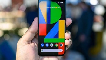 Kedua ponsel ini menggunakan panel OLED Ambient EQ 90 Hz. Dengan refresh rate yang cukup tinggi membuat scrolling layar lebih halus dan nyaman. Foto: Digital Tren