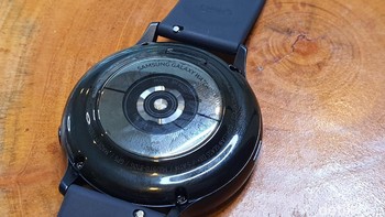 Galaxy Watch Active2 juga menggabungkan sensor kesehatan baru di belakang, yang menerima pembacaan lebih cepat. Foto: Adi Fida Rahman/detikINET