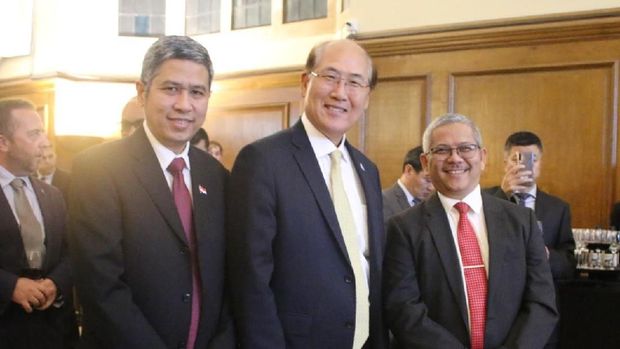 Dubes RI untuk Inggris Raya, Rizal Sukma (kanan) bersama Sekjen IMO Kitack Lim (tengah).