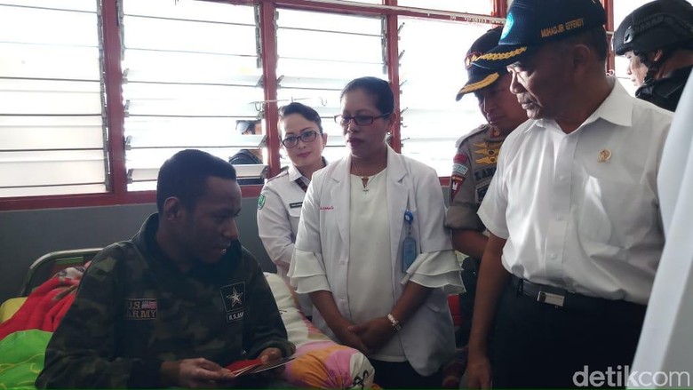 Mendikbud Jenguk dan Beri Bantuan untuk Siswa Korban Kerusuhan Wamena Mendikbud Jenguk dan Beri Bantuan untuk Siswa Korban Kerusuhan Wamena