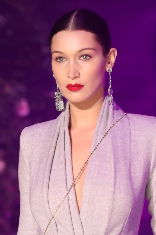 Secara matematis, wajah Bella Hadid memiliki skor 94,35 persen akurat berdasarkan Golden Ratio of Beauty Phi, sebuah metode penghitungan untuk mengukur angka sempurna dari penampilan fisik seseorang. Adalah Dr Julian De Silva, spesialis operasi plastik estetika asal London, yang merilis daftar wanita dengan wajah paling sempurna berdasarkan Golden Ratio of Beauty Phi. Foto: Monica Schipper/Getty Images