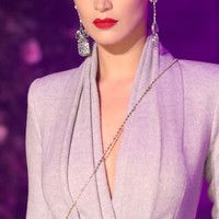 Secara matematis, wajah Bella Hadid memiliki skor 94,35 persen akurat berdasarkan Golden Ratio of Beauty Phi, sebuah metode penghitungan untuk mengukur angka sempurna dari penampilan fisik seseorang. Adalah Dr Julian De Silva, spesialis operasi plastik estetika asal London, yang merilis daftar wanita dengan wajah paling sempurna berdasarkan Golden Ratio of Beauty Phi. Foto: Monica Schipper/Getty Images