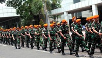 Tak hanya mobil polisi, sejumlah pasukan TNI pun turut ikut bersiaga mengamankan gedung DPR RI.
