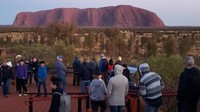 Namun dibalik pro dan kontranya, banyak yang mendukung penutupan Bukit Uluru untuk wisatawan. Selain faktor budaya, larangan ini juga untuk melindungi situs dari alam dan demi keselamatan turis juga.  (AFP)
