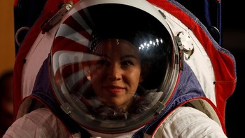 Kostum kedua bernama Orion Crew Survival System akan dipakai di pesawat antariksa Orion. Foto: Reuters