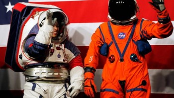 Selain mempersiapkan roket terbaru SLS (Space Launch System), NASA juga mengembangkan kostum antariksa generasi terkini yang baru saja mereka pamerkan. Foto: Reuters