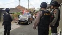Setelah menggeledah tiga lokasi kemarin, Densus 88 Antiteror kembali menggeledah dua lokasi lain di Sukoharjo, hari ini. Dua lokasi itu berada di Waringinrejo, Desa Cemani, Grogol, Sukoharjo.