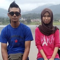 Aku guru, suami sopir truk. Aku sarjana + master, suami SMA. Hantaran di bawah 10k (Rp 30 juta). Orang-orang di kampung saya mengejek ibu dan ayah anak pintar dikawini dengan sopir truk. Tante, hina sekali pun nikah dengan sopir truk, kita ini hamba yang belum tentu mulia di sisi Tuhan, cuitnya yang telah disukai 25 ribu pengguna Twitter. Foto: Instagram