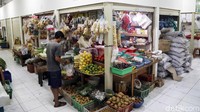 Seorang warga sedang membeli bahan makanan di salah satu kios yang berada di bawah Rusunawa Pasar Rumput, Jakarta, Rabu (16/10/2019).