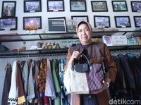 Melawan Serbuan Impor, Sarung Ibun Menjelma Jadi Blazer yang Mendunia