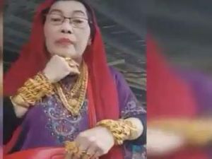 Hebring! Tangan dan Leher Ibu Ini Digelendoti Emas 3 Kg