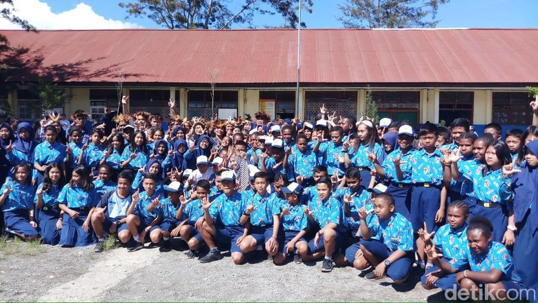 Mendikbud Tinjau Sekolah di Wamena yang Rusak karena Kerusuhan Mendikbud Tinjau Sekolah di Wamena yang Rusak karena Kerusuhan
