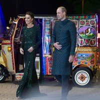 Saat menghadiri jamuan malam, Kate Middleton menebar pesona dalam balutan gaun hijau zamrud sequin nan berkilauan karya desainer favoritnya, Jenny Packham. Hijaunya menyerupai warna bendera Pakistan.(Foto: AP Photo/B.K. Bangash)