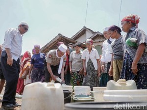 Krisis Air Bersih, Polisi Dropping Air Bersih ke Desa-desa di Probolinggo