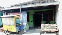 Rumah pasangan suami istri, Abdul Azis dan Novi berlokasi di Dukuh Masaran Kulon RT 08 RW 2B, Desa Jati, Kecamatan Masaran, Sragen.