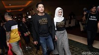 Roger dan Cut Meyriska saat tiba di Plaza Indonesia, Jakarta Pusat pada Selasa (15/10). Pool/Palevi S/detikFoto.