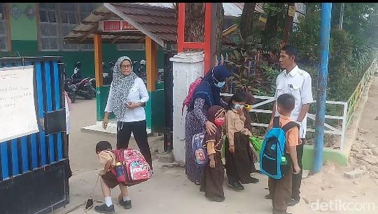 Kabut Asap Makin Pekat, Siswa di Jambi Dipulangkan Lebih Cepat Kabut Asap Makin Pekat, Siswa di Jambi Dipulangkan Lebih Cepat