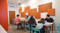 Ruangan restoran dibuat kekinian, dengan sentuhan oriental yang minimalis, nyaman namun tetap Instagrammable. Foto: dok. detikFood