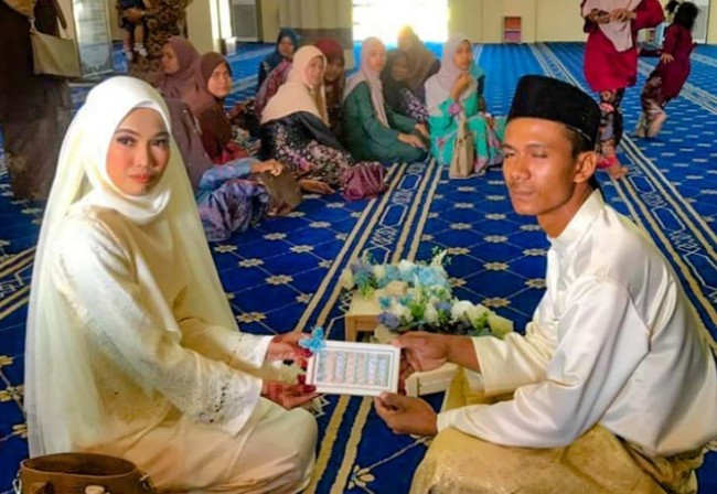 Tuhan mempunyai rencana-Nya yang indah dan unik untuk mendekatkan dua insan yang ditakdirkan berjodoh. Hafis mulai menyatakan perasaan suka pada Azura dan berniat serius dengan menikahinya. Mereka pun mengikat janji suci pernikahan pada Agustus ini. Foto: Instagram