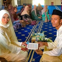 Tuhan mempunyai rencana-Nya yang indah dan unik untuk mendekatkan dua insan yang ditakdirkan berjodoh. Hafis mulai menyatakan perasaan suka pada Azura dan berniat serius dengan menikahinya. Mereka pun mengikat janji suci pernikahan pada Agustus ini. Foto: Instagram