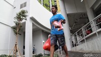 Dampak dari pembagunan kios-kios ini pun dirasakan oleh warga karena beberapa warga yang tinggal di kawasan Pasar Rumput dan Manggarai dapat membeli bahan pokok di kios yang berada di bawah Rusunawa Pasar Rumput tersebut.  Beberapa pedagang pun mengaku warga cukup banyak yang belanja di kawasan kios ini karena letaknya yang strategis dan dekat dengan pusat permukiman warga.