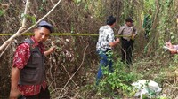 Mayat perempuan itu ditemukan terbungkus karung pupuk warna putih ukuran 50 kg di kebun kosong, bantaran Sungai Sragi Baru, Dukuh Blimbing Lor RT 02 RW 02, Pekalongan.