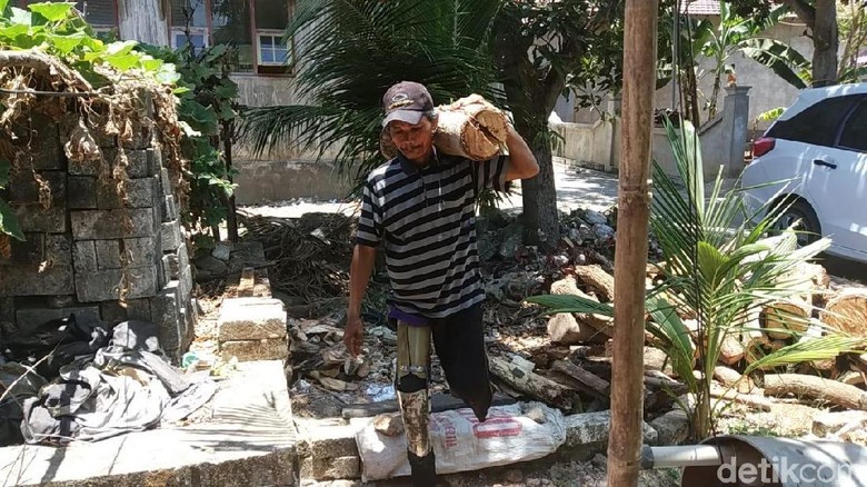 Pria Disabilitas Ini Rajin Bikin Kaki Palsu dan Dibagikan Gratis Pria Disabilitas Ini Rajin Bikin Kaki Palsu dan Dibagikan Gratis