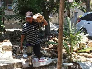 Pria Disabilitas Ini Rajin Bikin Kaki Palsu dan Dibagikan Gratis