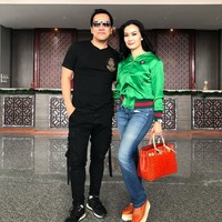 Iis Dahlia tampil penuh warna. Tampil dengan jaket hijau, pedangdut cantik itu menenteng Hermes ‘Birkin 30 Shiny Nilo Geranium GHW’ seharga US$ 84.000 atu Rp 1,2 miliar.   Foto: Instagram