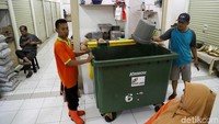 Tak hanya lengkap, kios-kios  yang berada di bawah Rusunawa Pasar Rumput ini juga tergolong bersih karena setiap  harinya ada petugas yang membersihkan selama 24 jam.