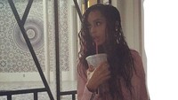 Wanita kelahiran 1 Desember 1988 ini mewarisi darah seni dari orang tuanya yang juga musisi dan aktris senior. Zoe dalam berbagai kesempatan terlihat asyik menikmati kulinerannya.  Foto: instagram Zoe Kravitz