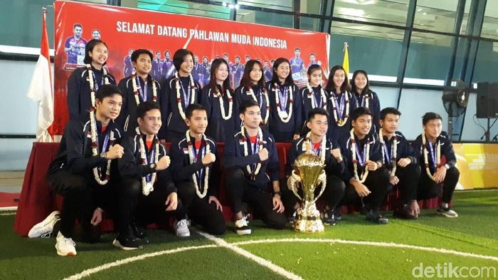 Tim bulutangkis Indonesia tiba di tanah air usai berjaya di Kejuaraan Dunia Bulutangkis Junior 2019 (Foto: Mercy Raya/detikSport)