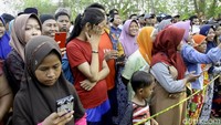 Proses evakuasi mayat dalam karung menjadi tontonan warga.