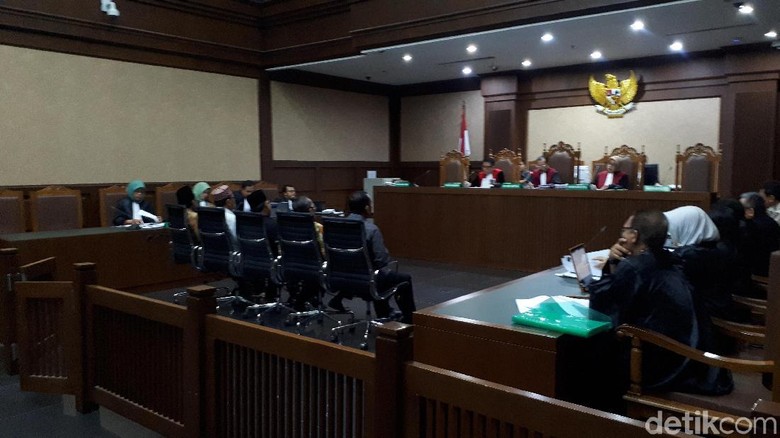 Sidang Rommy, Pegawai Kemenag Jatim Cerita Pengumpulan Uang untuk Menag Sidang Rommy, Pegawai Kemenag Jatim Cerita Pengumpulan Uang untuk Menag